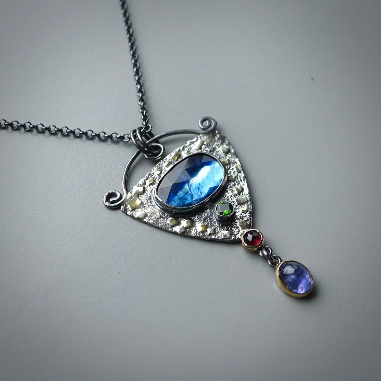 Emerging pendant