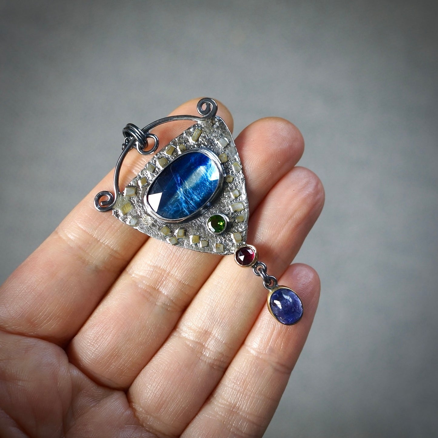 Emerging pendant