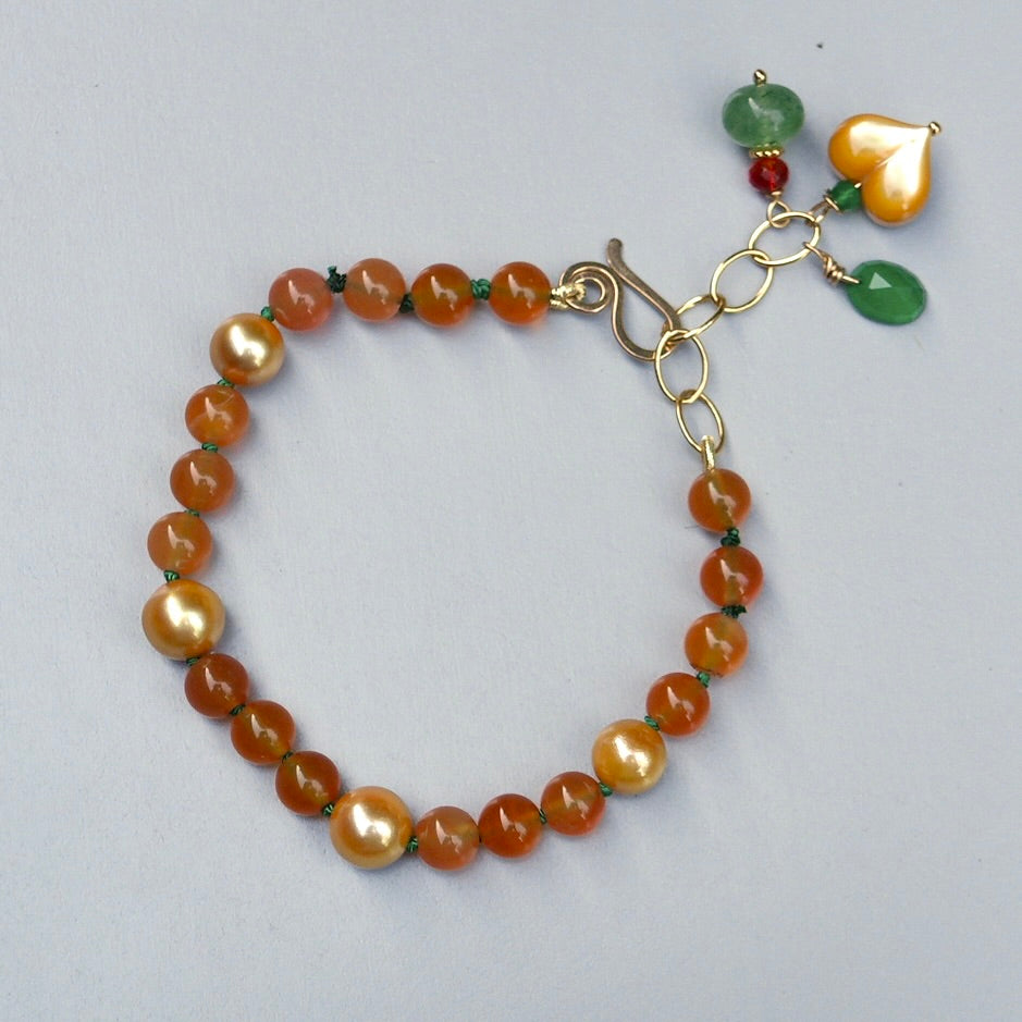 Carnelian and Japanese Akoya golden pearls bracelet