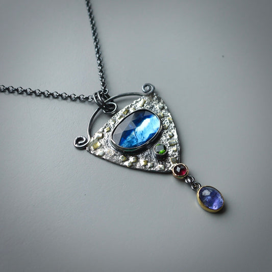 Emerging pendant