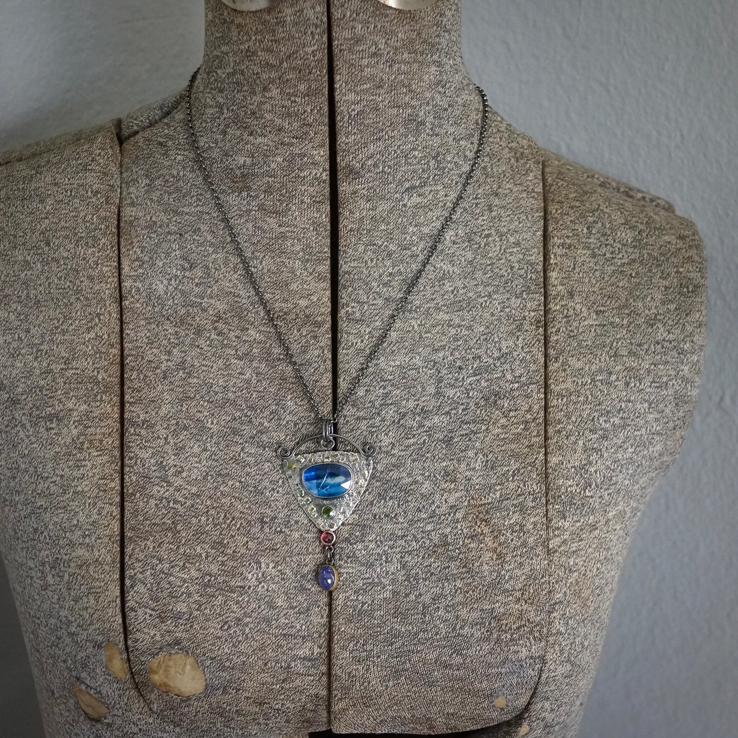 Emerging pendant