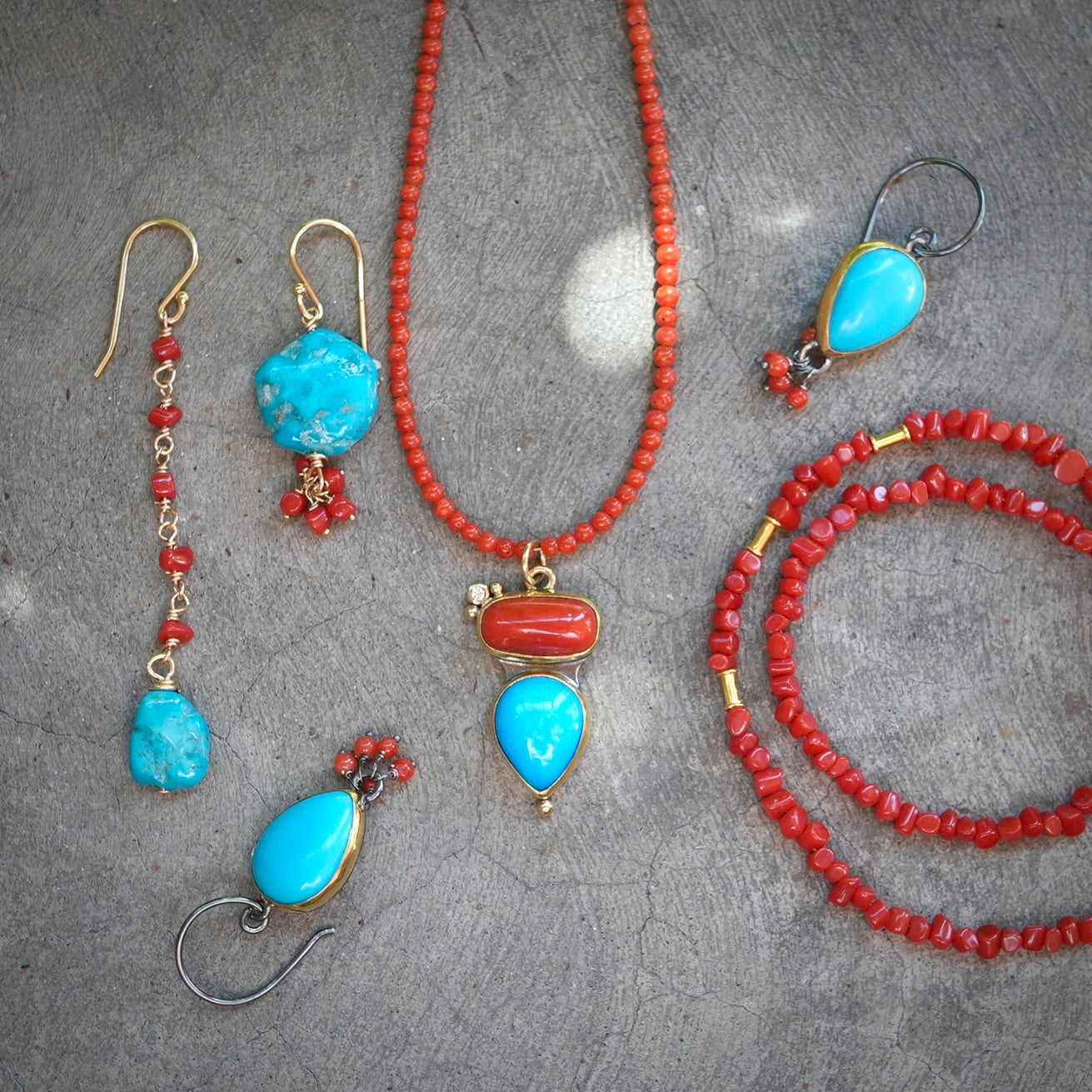 Solid gold and Sardinian coral necklace