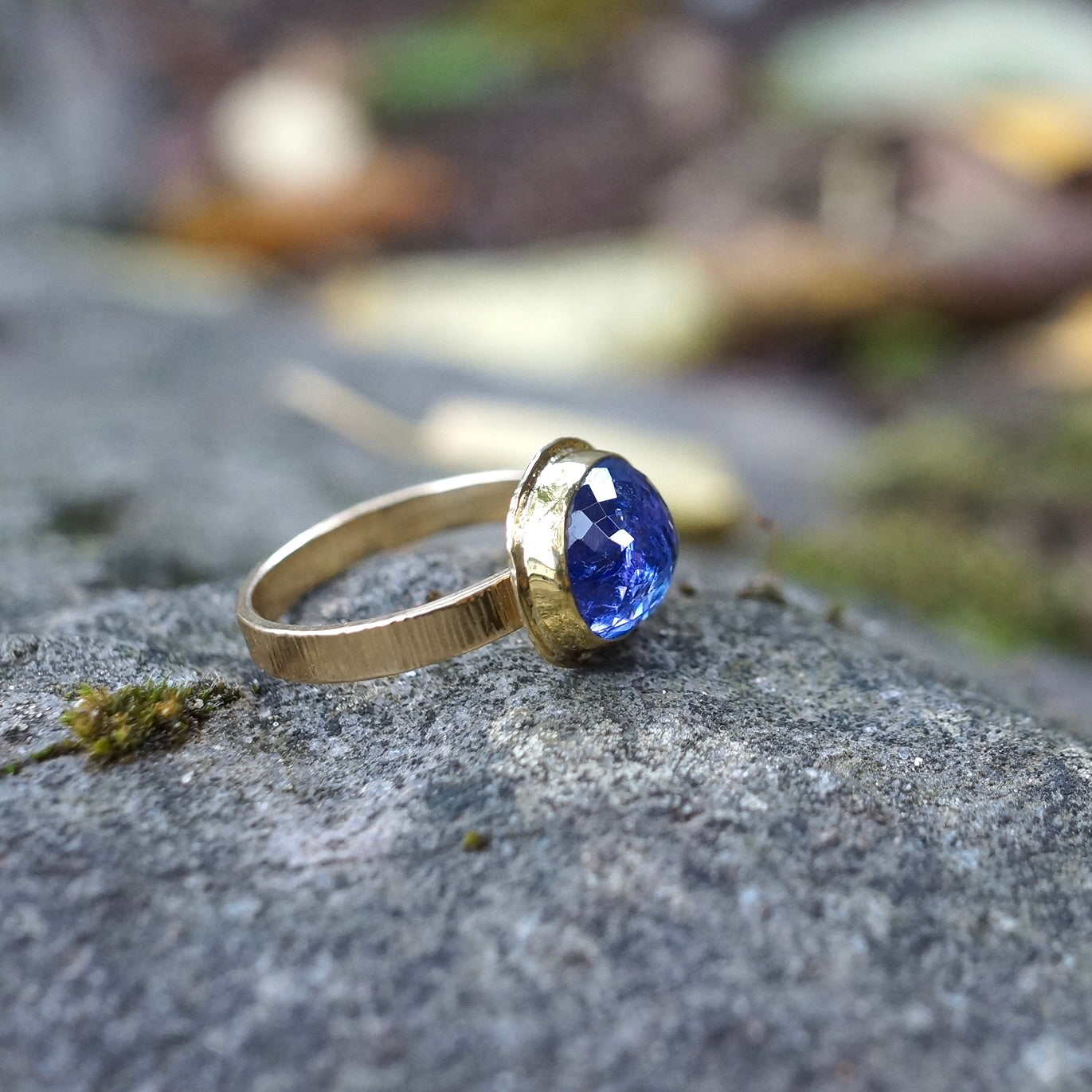 Solid gold tanzanite ring