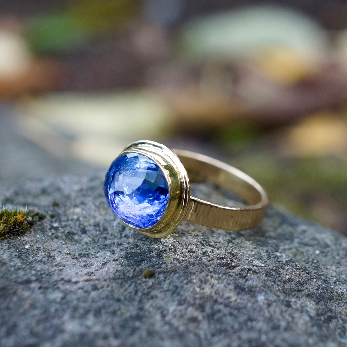 Solid gold tanzanite ring