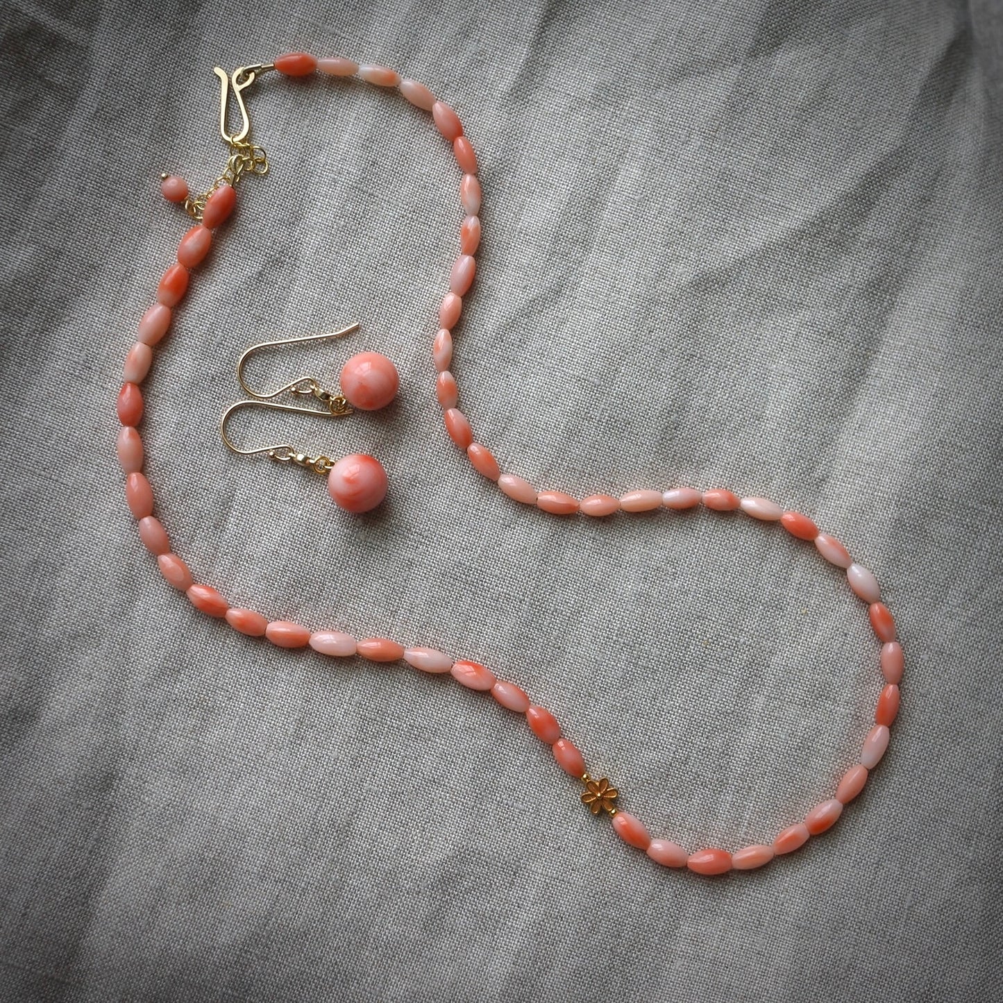 Japanese Momo coral necklace, solid 18K gold