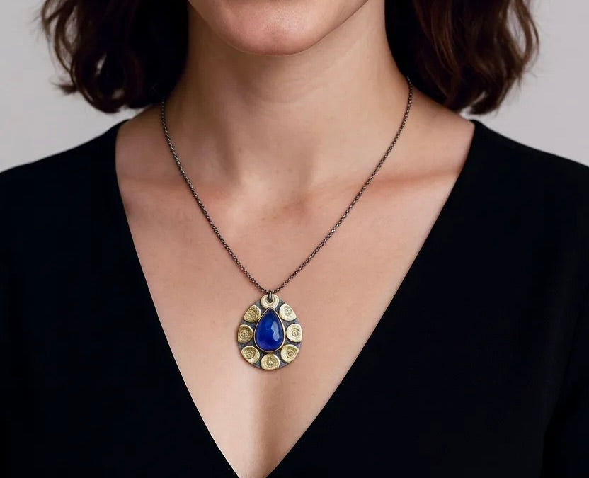 Glowing tanzanite pendant